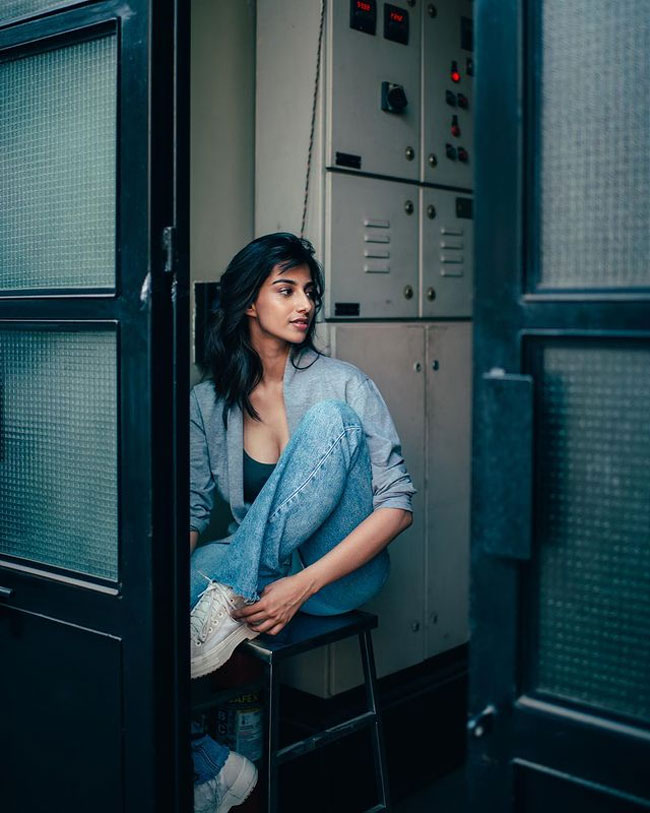 Staggering Poses of Meenakshii Chaudhary In Black Outfit